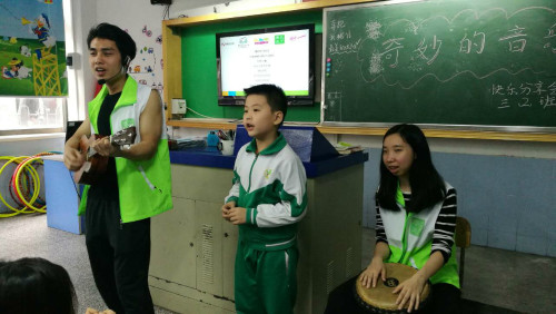 由视障音乐老师阿杰到广州市海珠区华怡小学和康乐小学为一到六年级