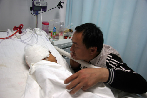 最终在北京海军总医院通过开颅手术才保住性命