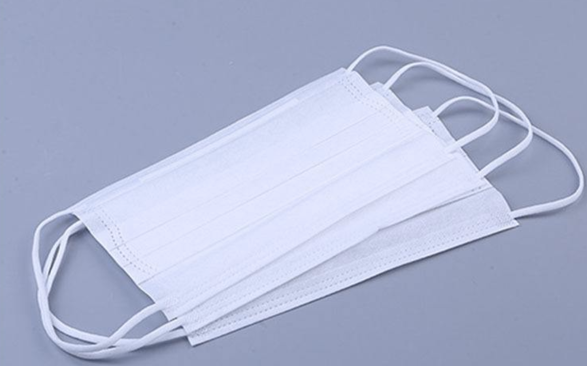 可以通过褶皱方向鼻夹或耳带来判断口罩正反面