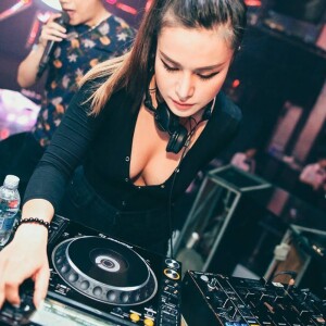 DJ亚君-全粤语宝丽金经典传奇金牌女声发烧连版音乐LIVE大碟
