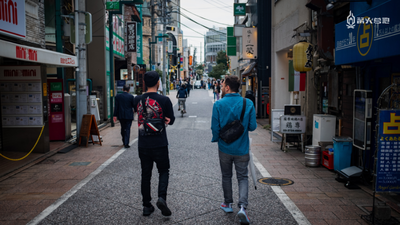 John Johanas 在他位于东京「自由之丘」街区的家附近闲逛，摄影：ALEX VAN AKEN