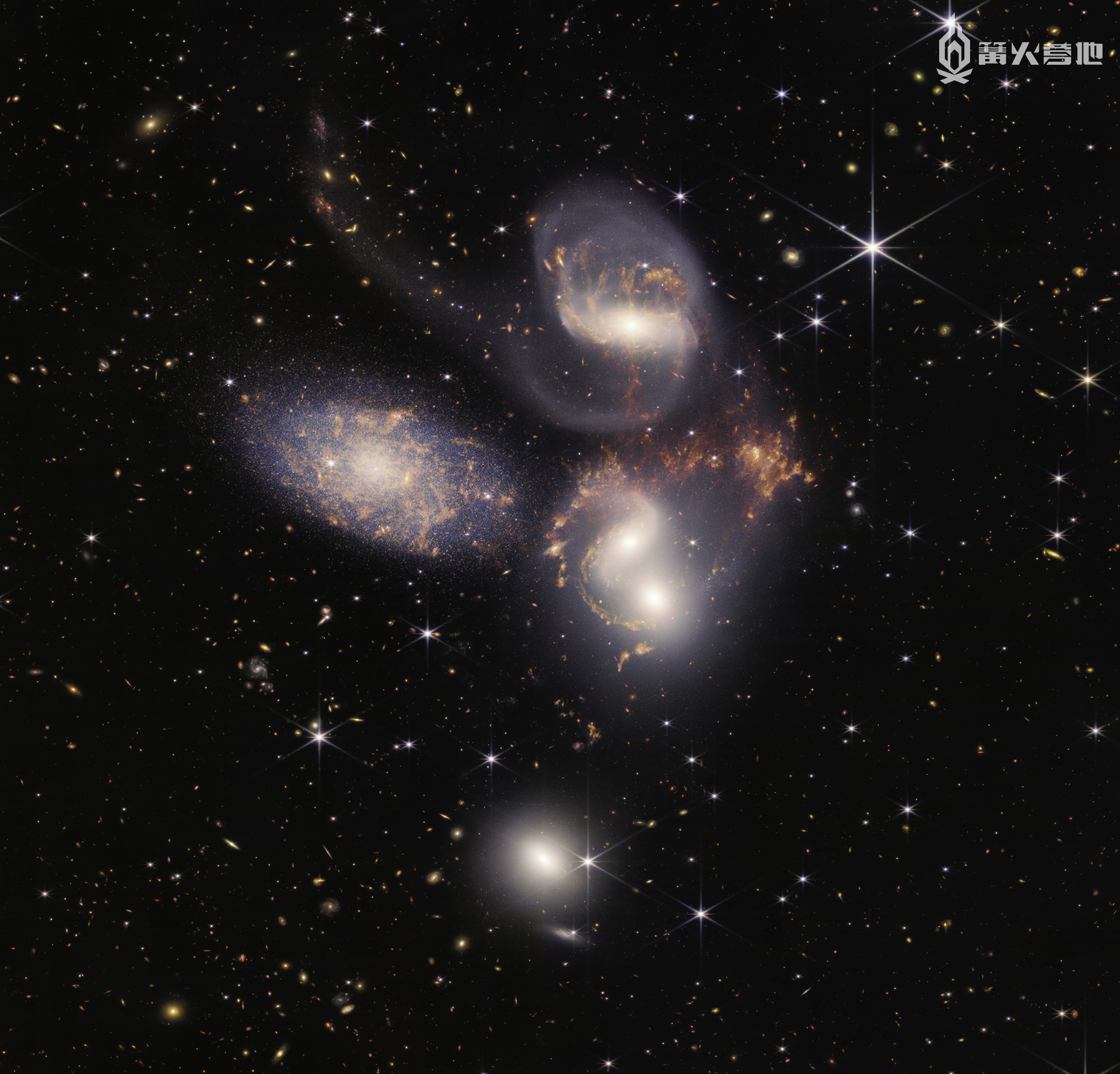 由韦伯望远镜拍摄的史蒂芬五重星系，其中包括数以百万计的星团和星爆区域，甚至包括 NGC 7318B 星系撞击星团时产生的巨大冲击波