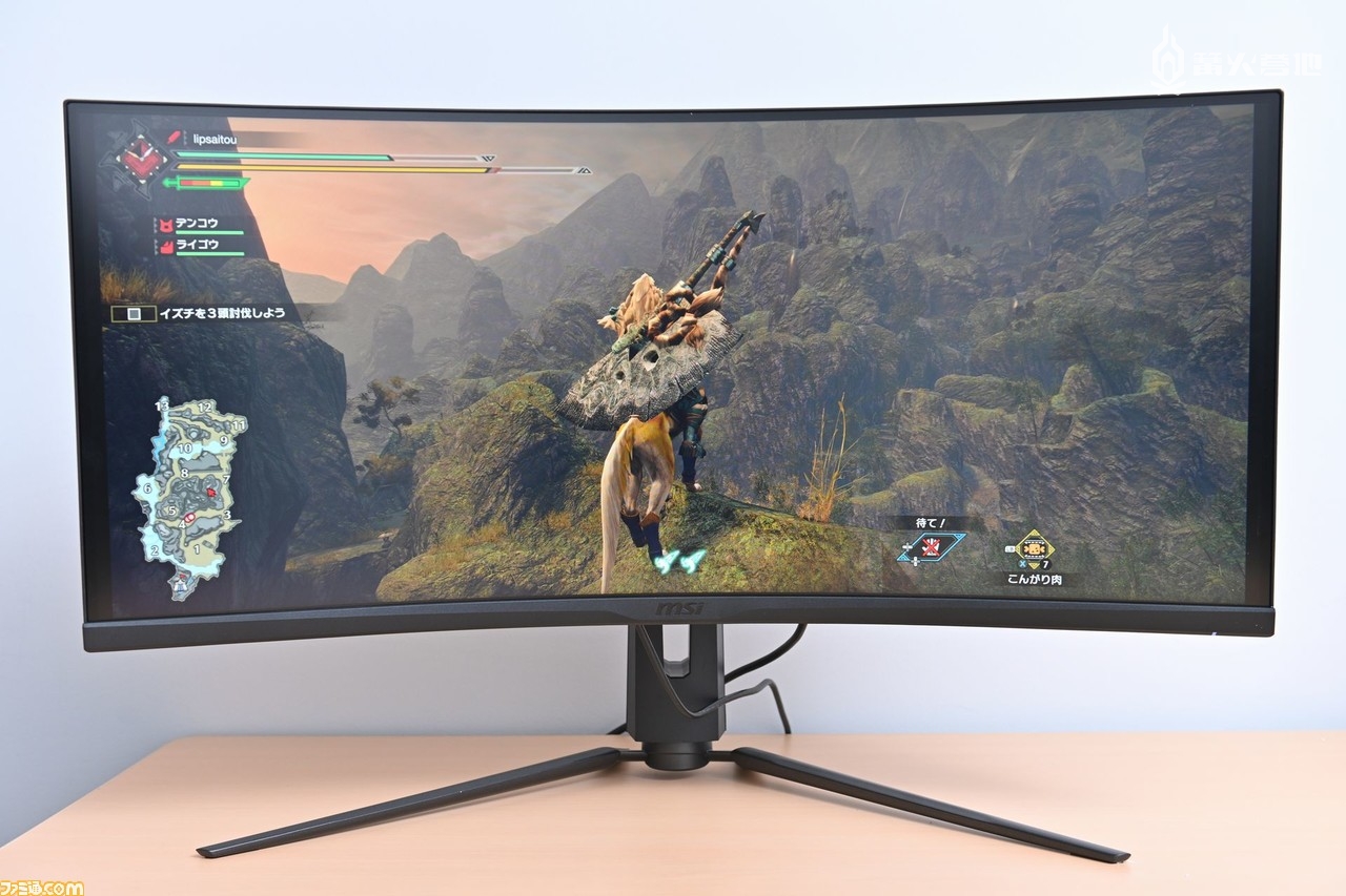 顺带一提， Steam 版还支持超宽屏显示器。连接超宽屏显示器之后再切换设定，便能在巨大的画面下游玩《怪物猎人 崛起》。玩过这种模式之后可能就看不惯 16：9 的画面了吧？ 