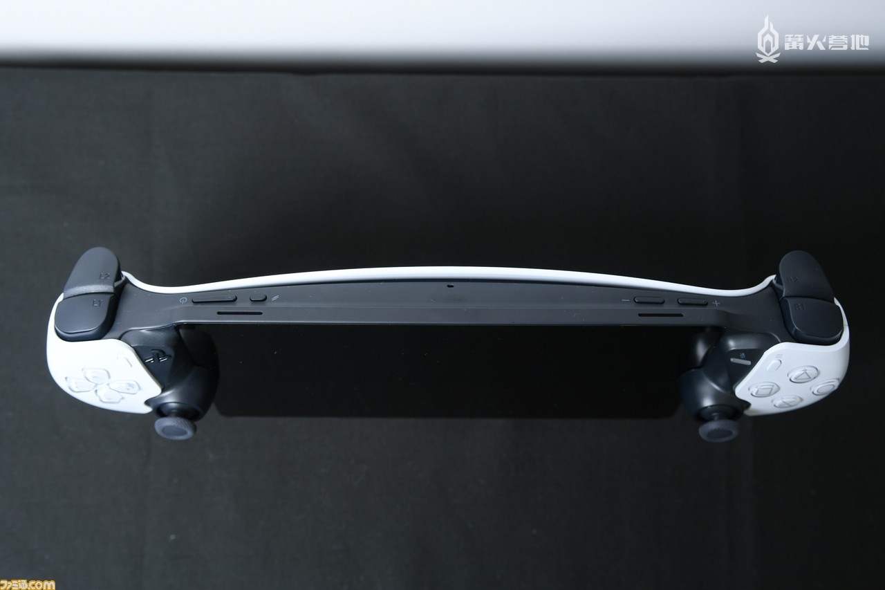 显示屏顶部设有音量调节键、支持「PlayStation Link」技术的配对键、电源按钮，前侧还可以看到扬声器