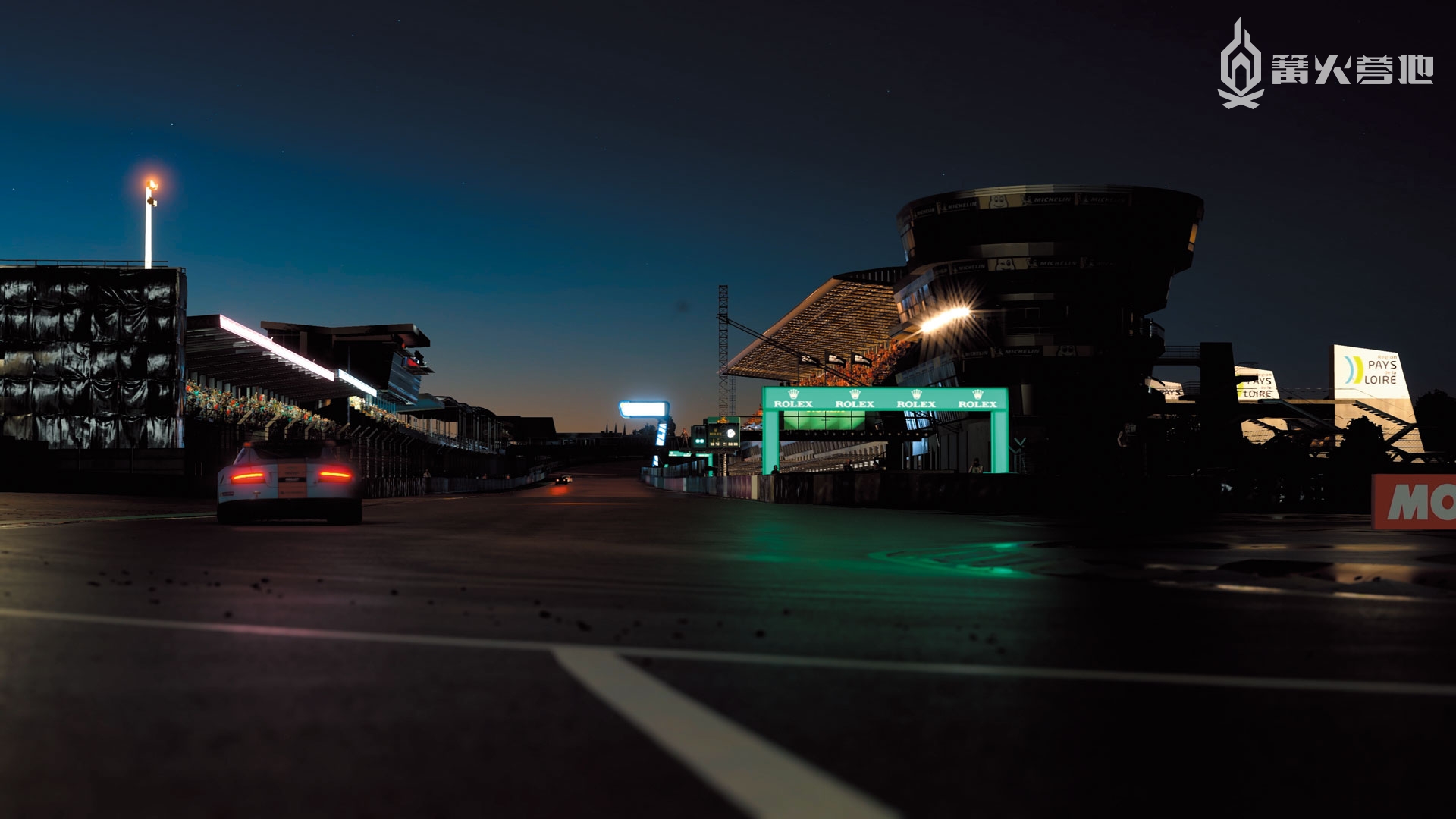 本作重现了寒冷的路面如何在夜间逐渐变暖的过程！在 24 小时耐力赛中，这将对赛车造成较大的影响