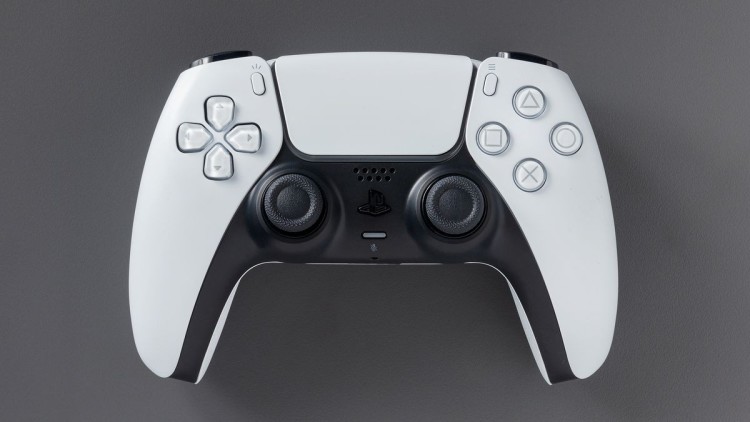 PS5 DualSense 手柄 Polygon 评测：全新的美学与人体工程学