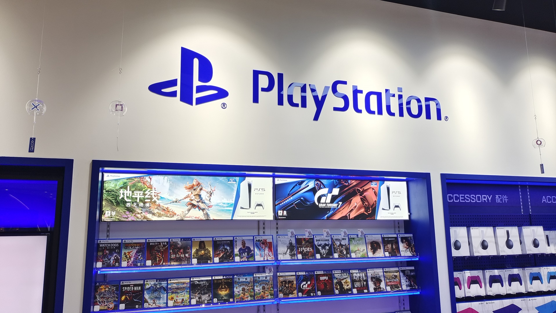 一家上海实体店的 PlayStation 货架。PS5 在中国涨价了 400 元。图源：CFOTO/Future Publishing via Getty Images