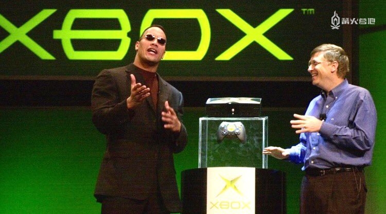 虽然现在的微软索尼主机都在用 AMD 芯片，但初代 Xbox 采用了英特尔处理器，不过原型机也是使用 AMD 硬件的