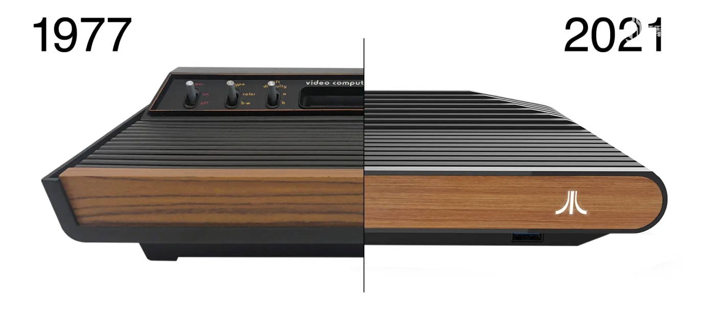雅达利 2600（左）原名雅达利 Video Computer System，简称 VCS，后在 1982 年改为雅达利 2600，本文提及「VCS」时仅指代 2021 年推出的主机（右）。