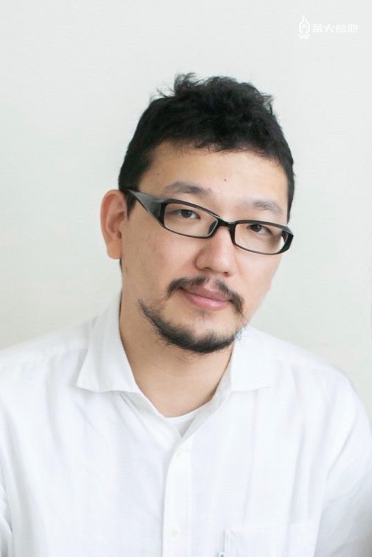 木村宪司（文中为木村宪），在科乐美参与了《潜龙谍影》系列的制作，加入 Tango Gameworks 之后，担任本作的导演并负责剧情梗概的设计