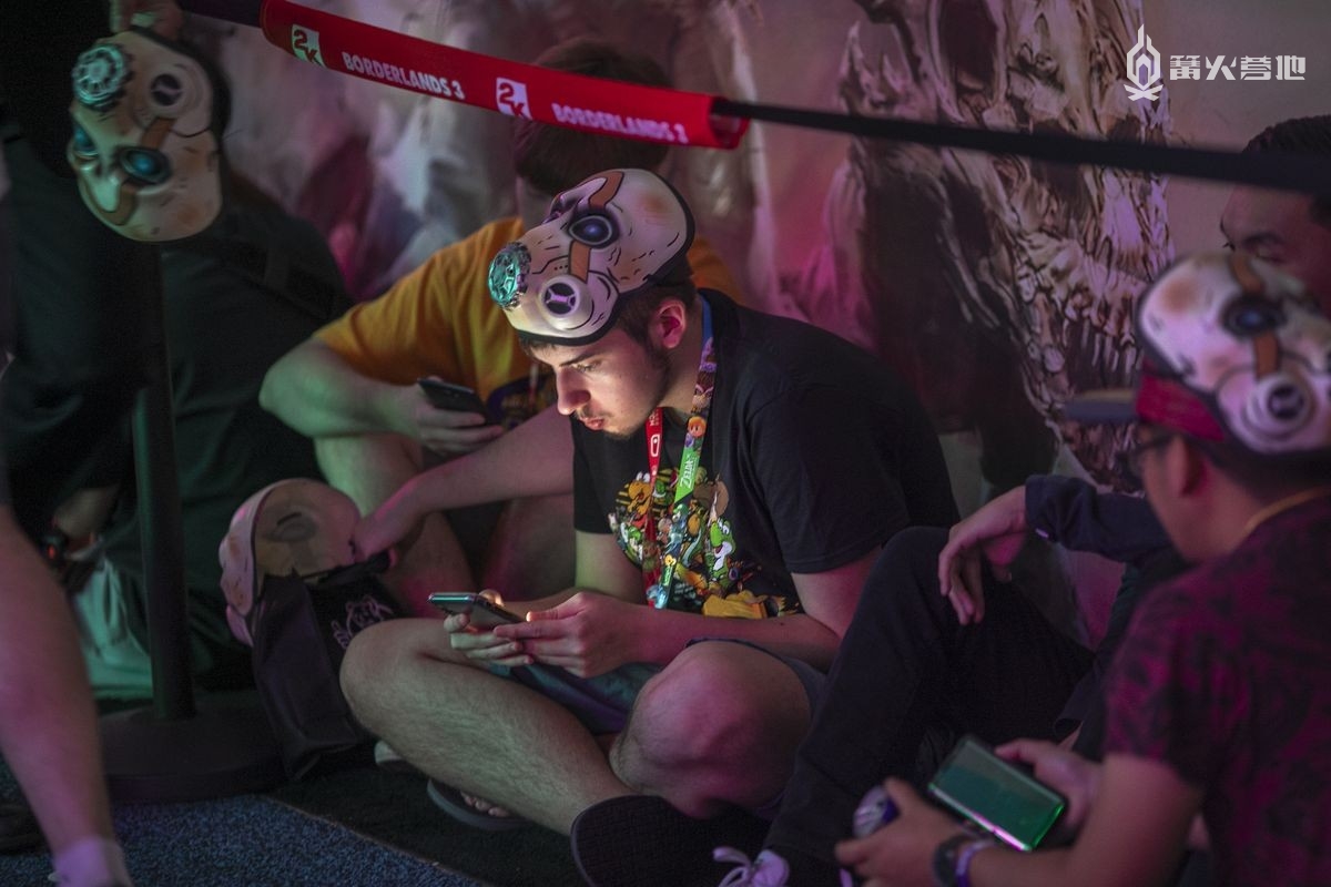 2019 年 E3 展上，戴着《无主之地 3》面具的粉丝们排队参加游戏演示