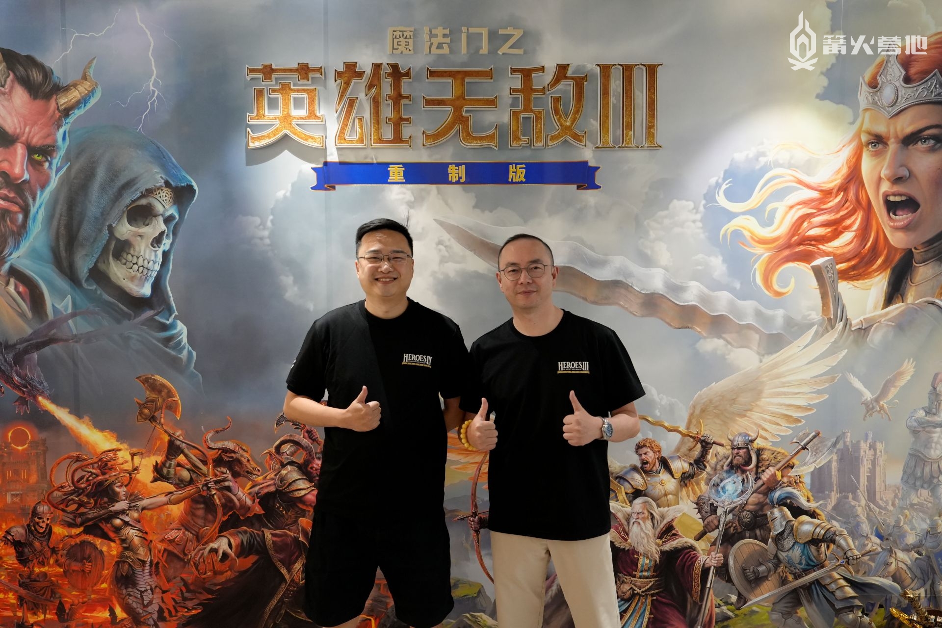 此次受访的是高级策划主管李济潇（左）以及本作制作人钟焘（右）