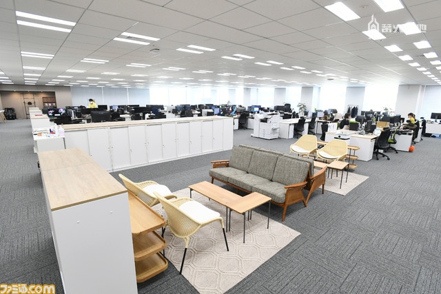 开阔的东京办公室内到处设置了交流空间。虽然成立刚满一年，但今后将增加员工数量