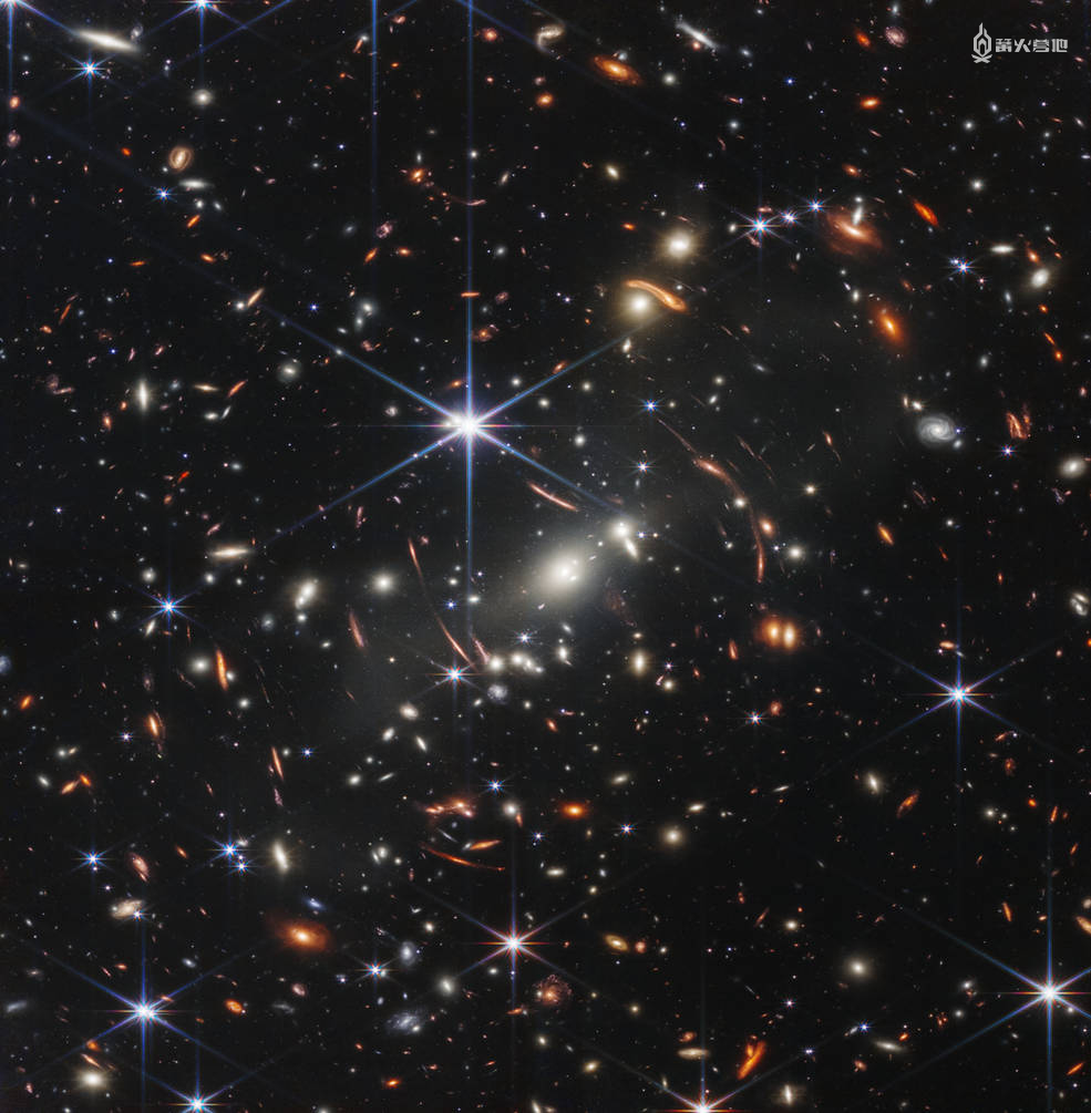 由韦伯望远镜拍摄的 SMACS 0723 星系团，其中有数千个星系是首次被人类观测到