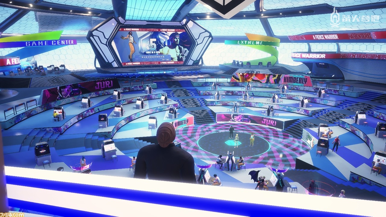 网战大厅的整体氛围如截图所示。有着类似于街机厅的游戏区域，你可以坐下来进行玩家对战或是个人训练
