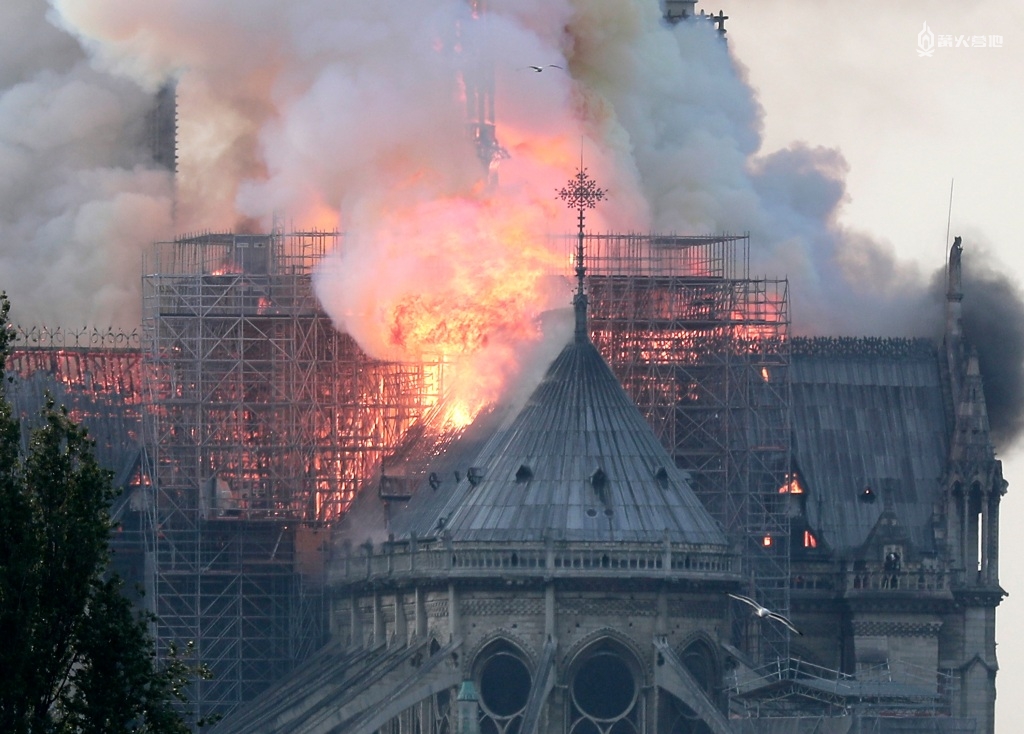育碧 VR 新作让玩家化身消防员抢救大火中的巴黎圣母院