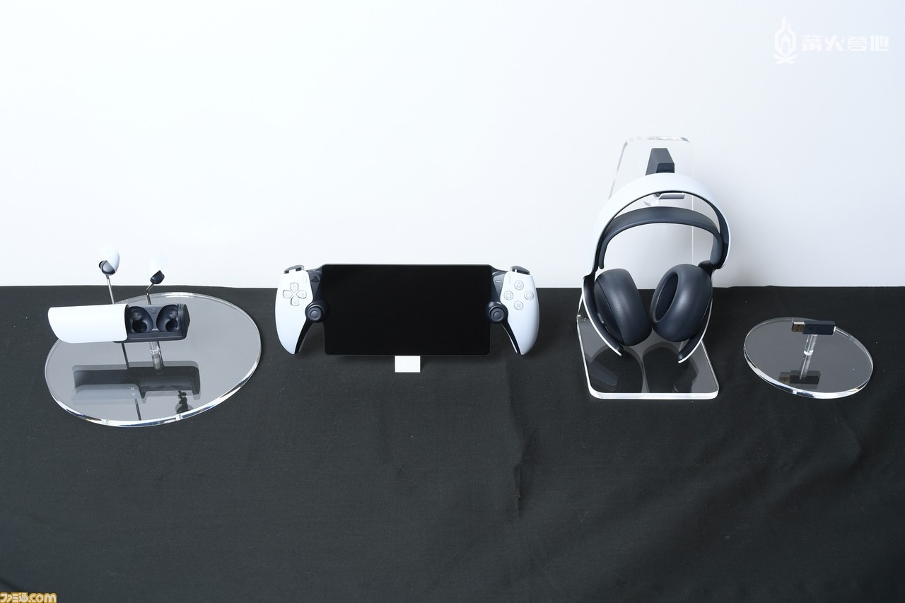 从左到右，分别为开发中的「PULSE Explore 无线入耳式耳机」、「PlayStation Portal remote player」、「PULSE Elite 无线头戴式耳机」、配套接收器