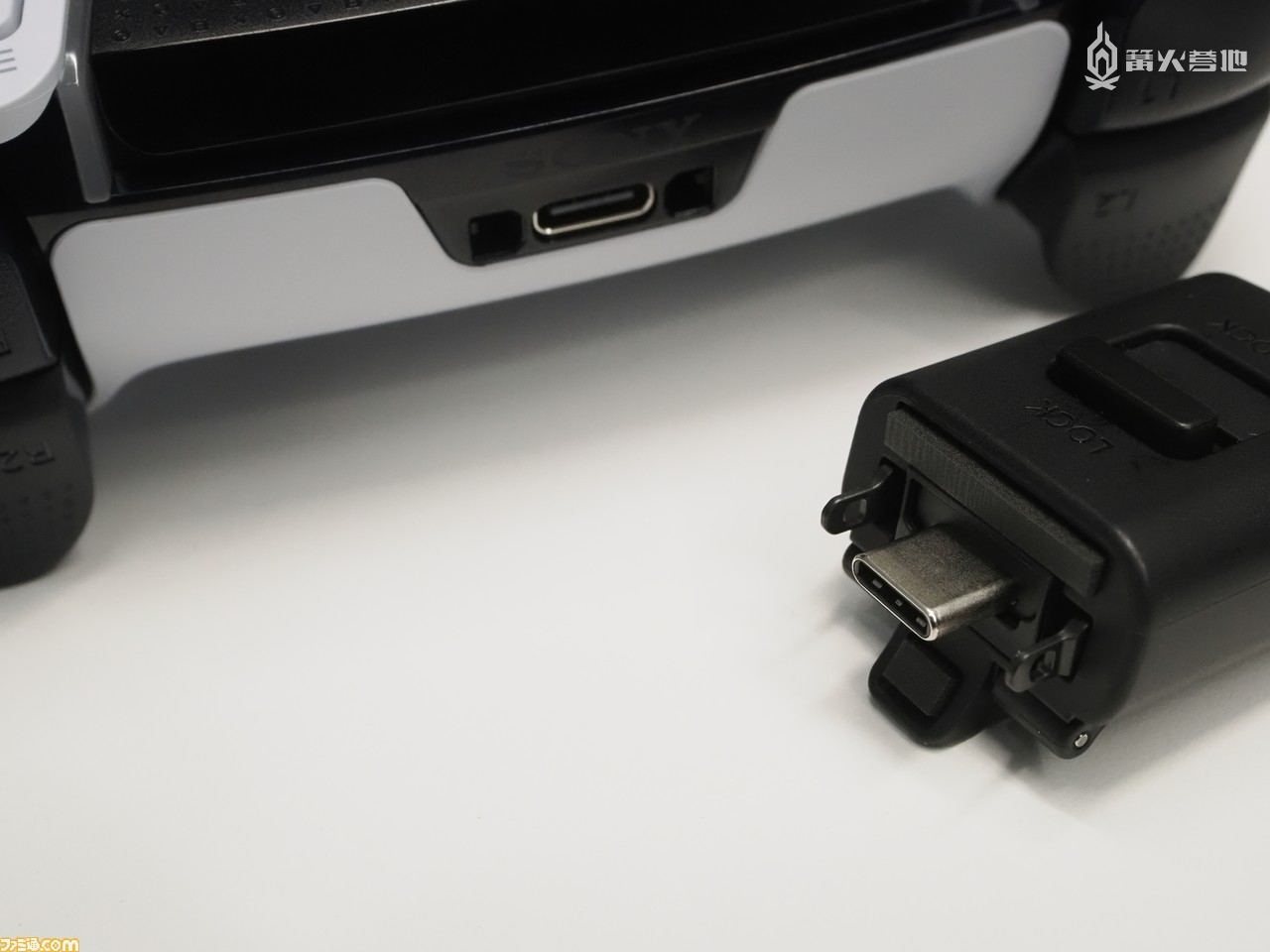 接口两侧凸出的黑色金属部件能够与 DualSense Edge 本体完美嵌合，将连接保护头上的开关滑动至「Lock」状态后，就能固定连接。当然，不使用连接保护头也可以正常连接数据线