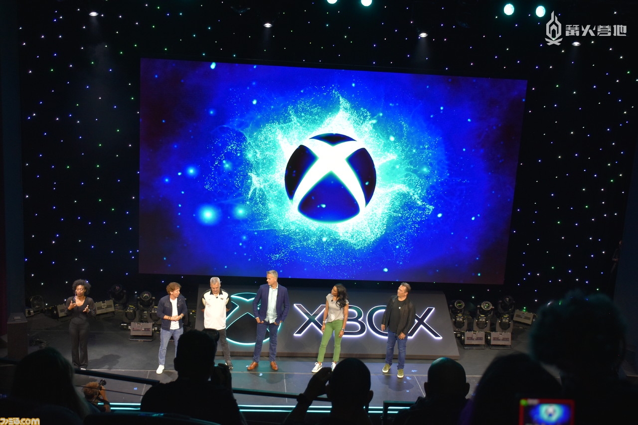 在邀请粉丝来到现场观赏的 Xbox Game Showcase 直播活动结束后，核心人物们登台致意