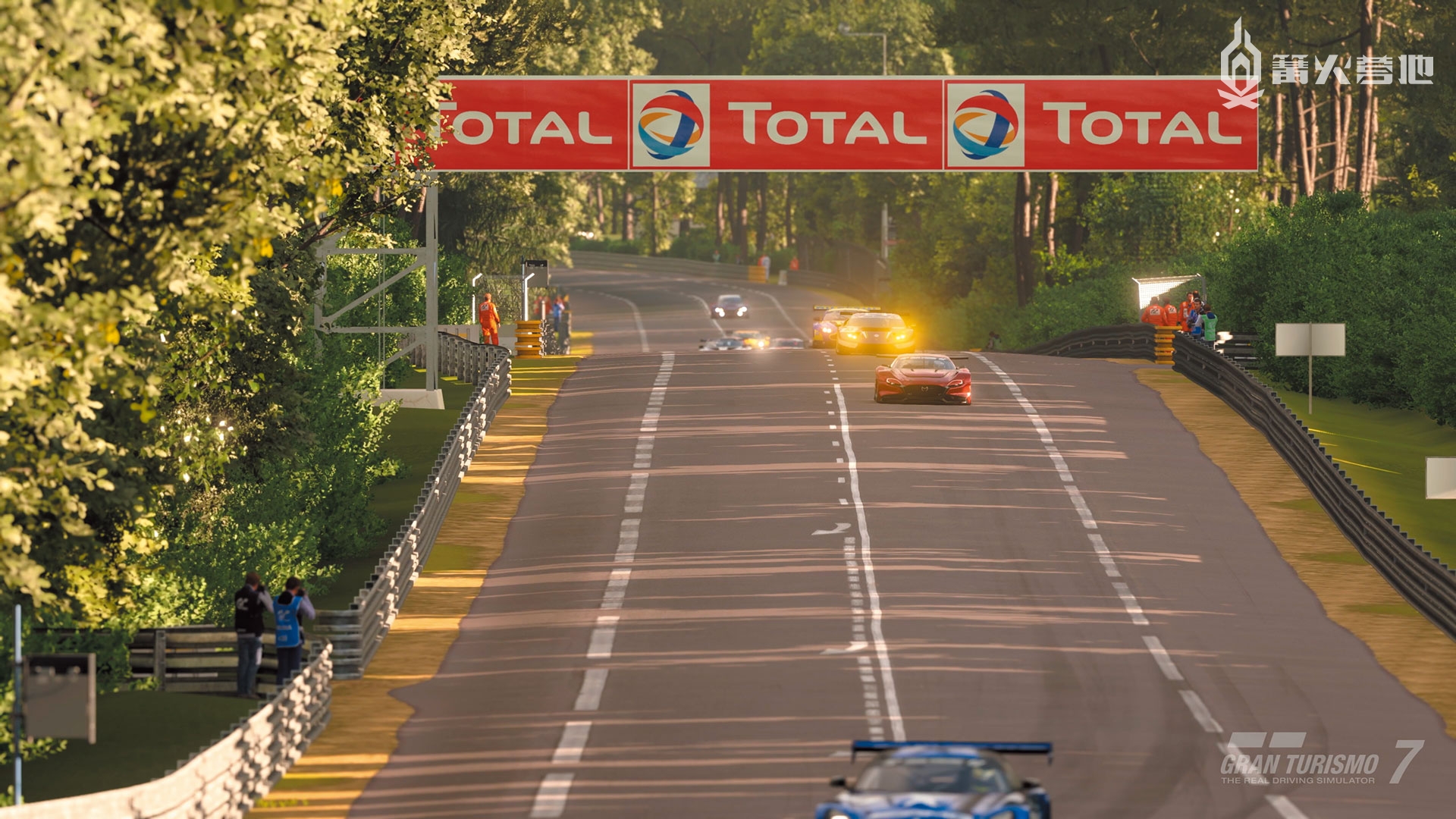 勒芒以其 24 小时耐力赛而闻名，特点在于它有着极长的直线