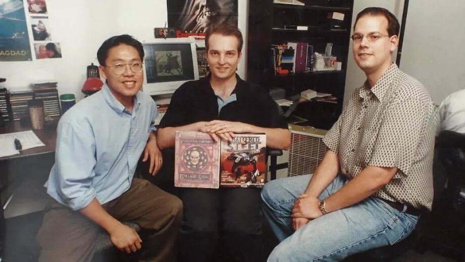 BioWare 的三位联合创始人，从左到右分别是：Augustine Yip、Greg Zeschuk、Ray Muzyka。三人都是阿尔伯塔大学毕业的医学博士，Augustine Yip 在完成《博德之门》的开发工作后选择退出 BioWare 重新从医。Greg Zeschuk 和 Ray Muzyka 在 2012 年退出 BioWare。 图源：Game Informer