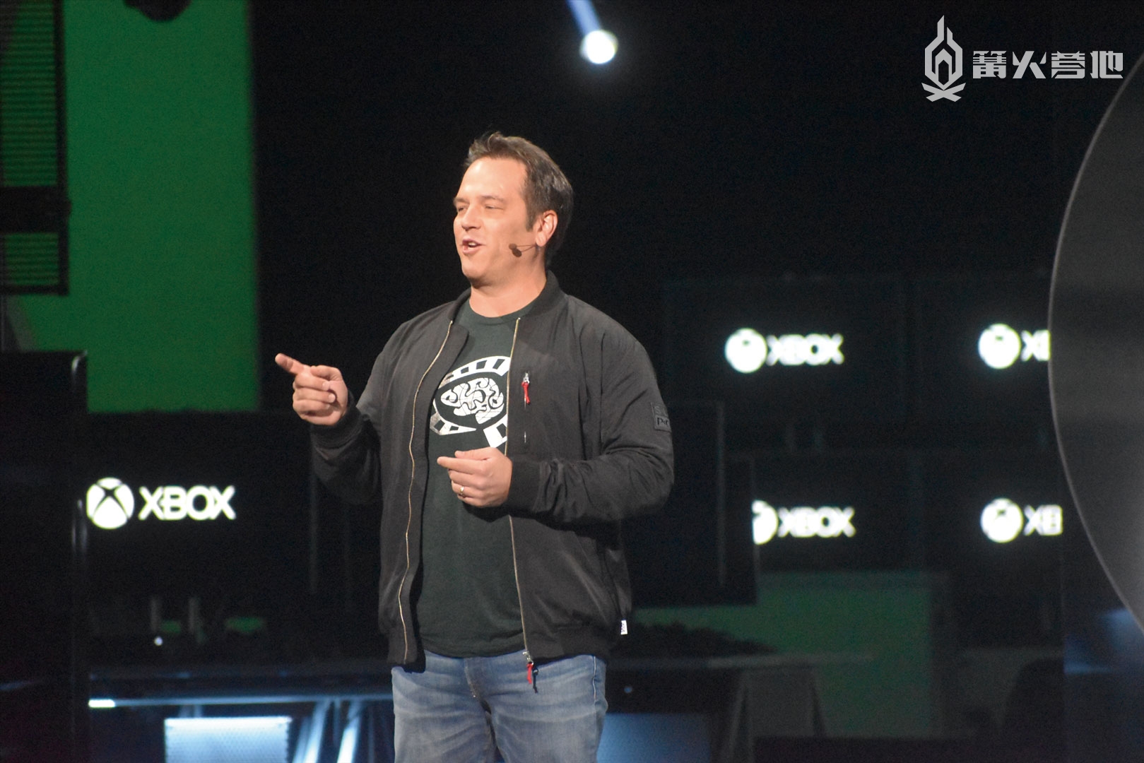 在 E3 2019 发布会上首次公开全新硬件的 Xbox 部门负责人菲尔·斯宾塞