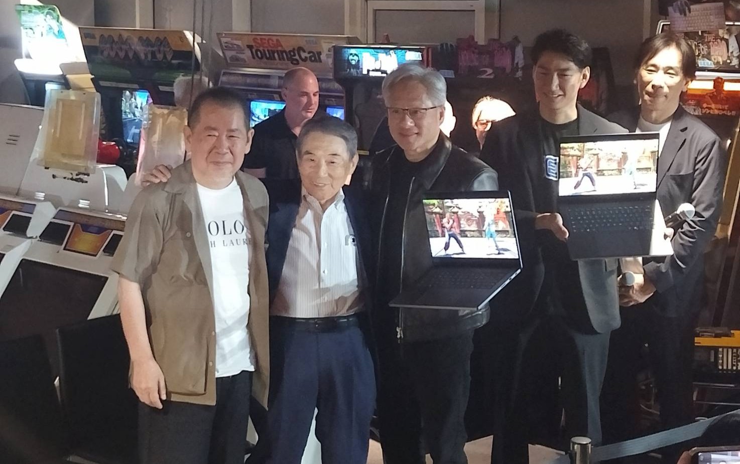 左起：铃木裕，入交昭一郎，黄仁勋，里见治纪，内海周史