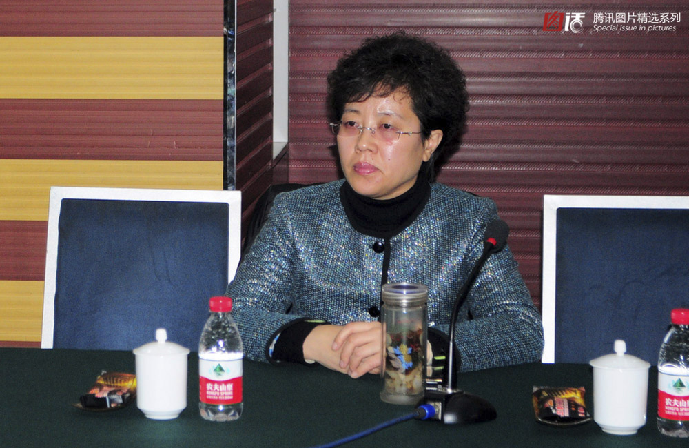 图为2013年1月14日,山东茌平县两会上,县长雷霞自带水杯.