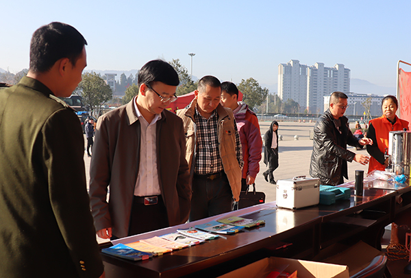 1月22~23日,在龙岩,集团纪委书记沈觉新到各基层单位了解春运志愿服务