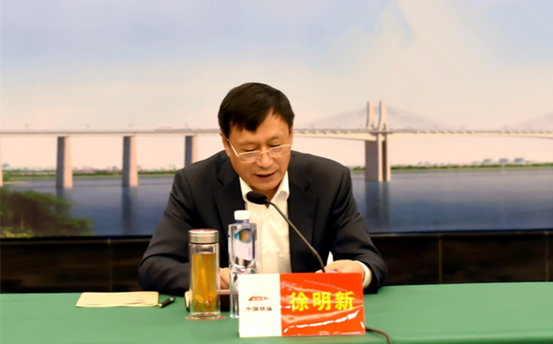 徐明新致辞徐明新在致辞中表示,作为"法治铁建"的有机组成部分,"法治