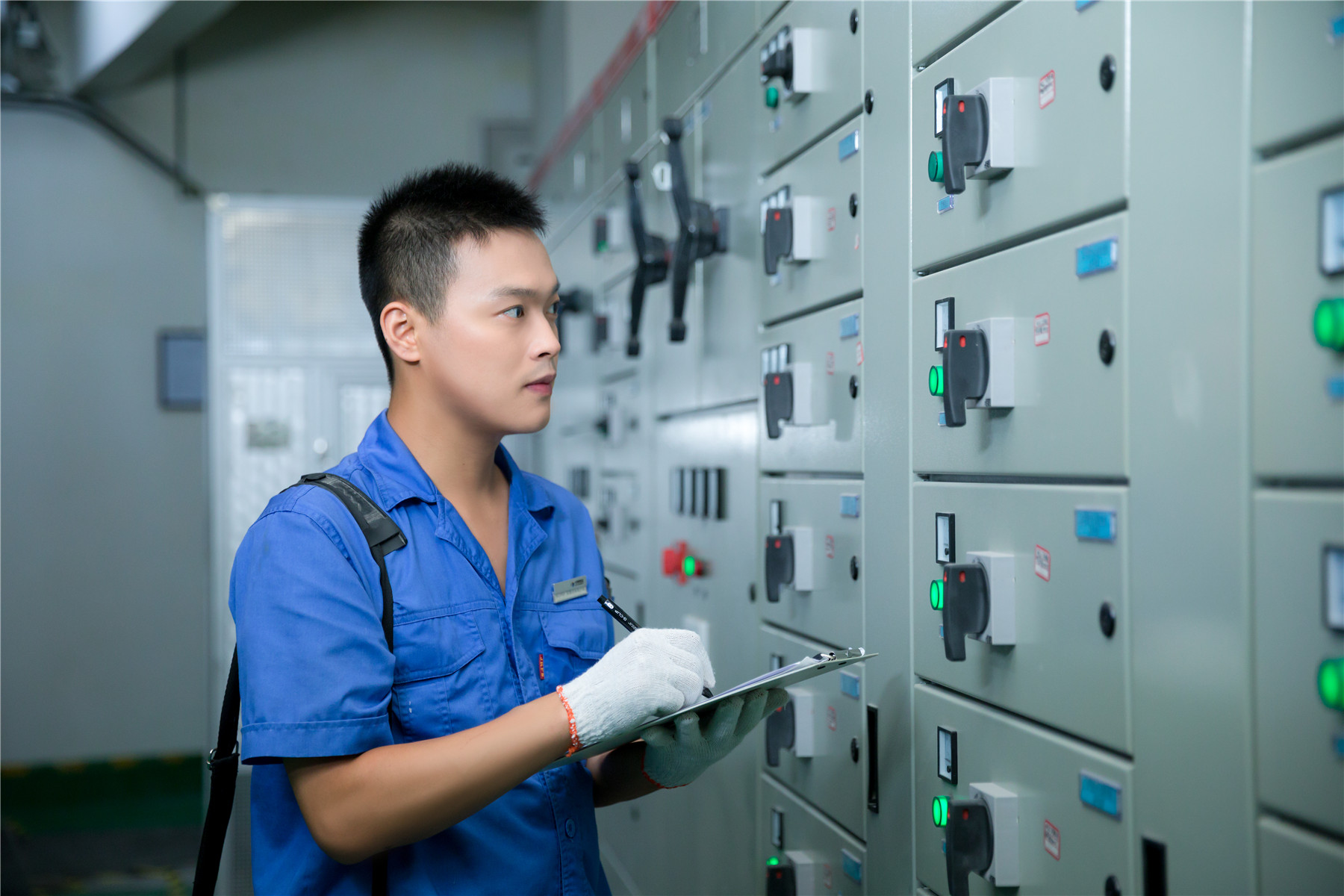 黄色家电维修上门维修工人照片海报免费下载_psd格式_3307×5906像素_编号452477509292923047-设图网