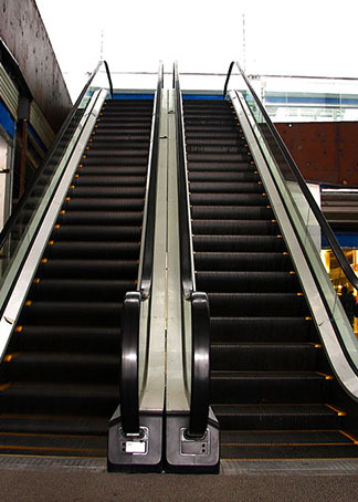 实拍女子走路低头看手机 踩空掉进扶梯内_高清1080p在线观看平台_腾讯